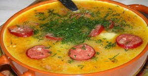 Гороховый суп с охотничьими колбасками сыром