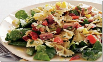 Итальянский салат с ветчиной, сыром и овощами