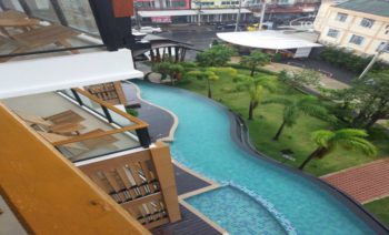 В отеле есть бассейн, неглубокий и прохладный, он находится на втором этаже и растягивается по всей протяженности отеля.