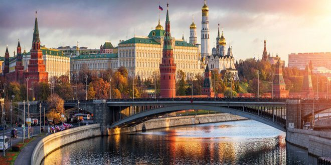 Москва-город контрастов, и полна жизни 24 часа в сутки, смешивая простоту, богемность и сверкающий гламур!